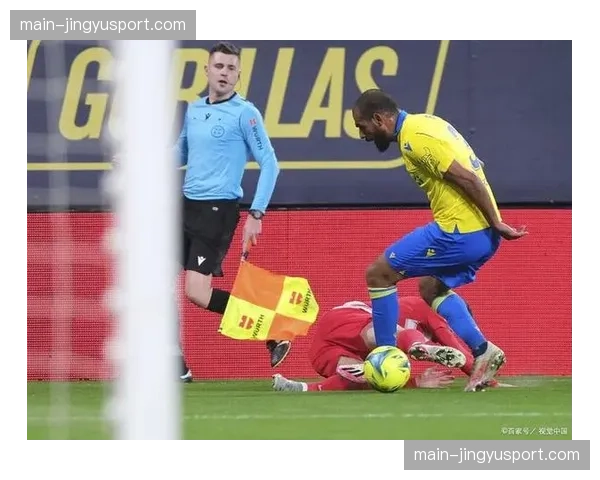 塞维利亚3-0完胜加的斯，脱离降级区