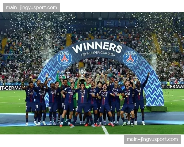 特写：巴黎圣日耳曼俱乐部举办社区活动，球星与当地儿童进行足球互动